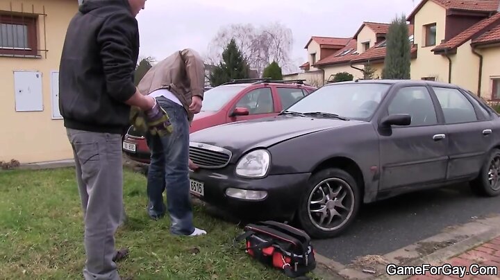 Car-repairs man is seduced by a sporty man