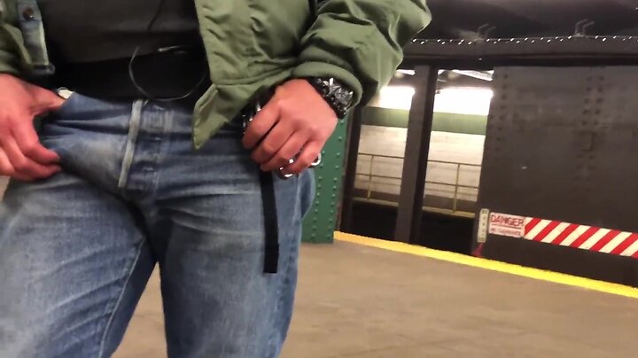Urso de pau duro no metrô deixou eu pegar no pau dele e bateu punheta até